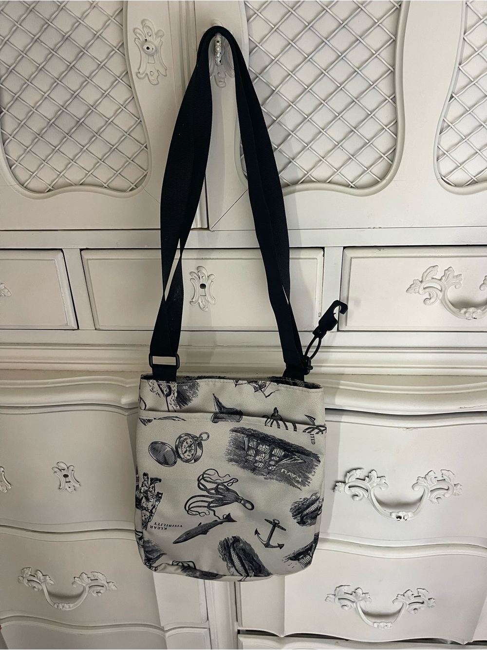 Kavu Black & White Printed Canvas Crossbody Bag - Picture 2 of 4